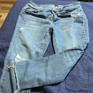 Judy Blue Medium Blue Ripped Skinny Jeans

Inseam 24 1/2 Inches